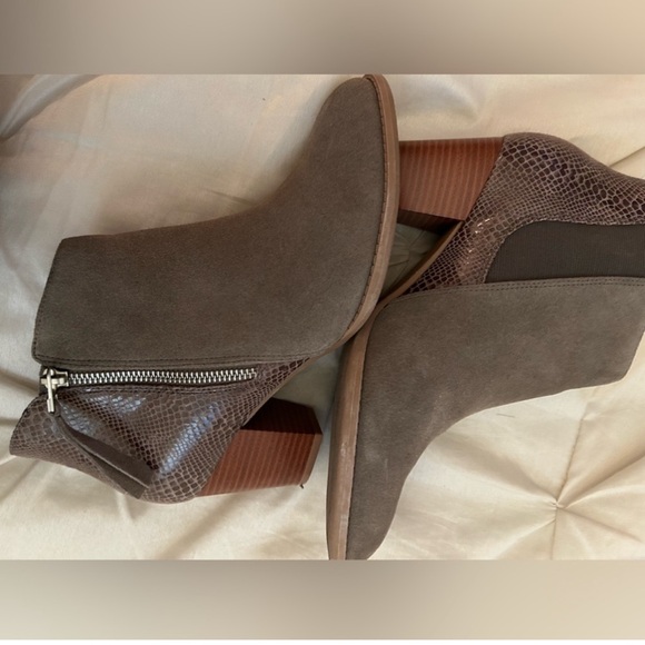 EUC VIONIC ANNE CHELSEA ANKLE BOOTIES WITH LEATHER AND SUEDE 9 - Picture 2 of 6